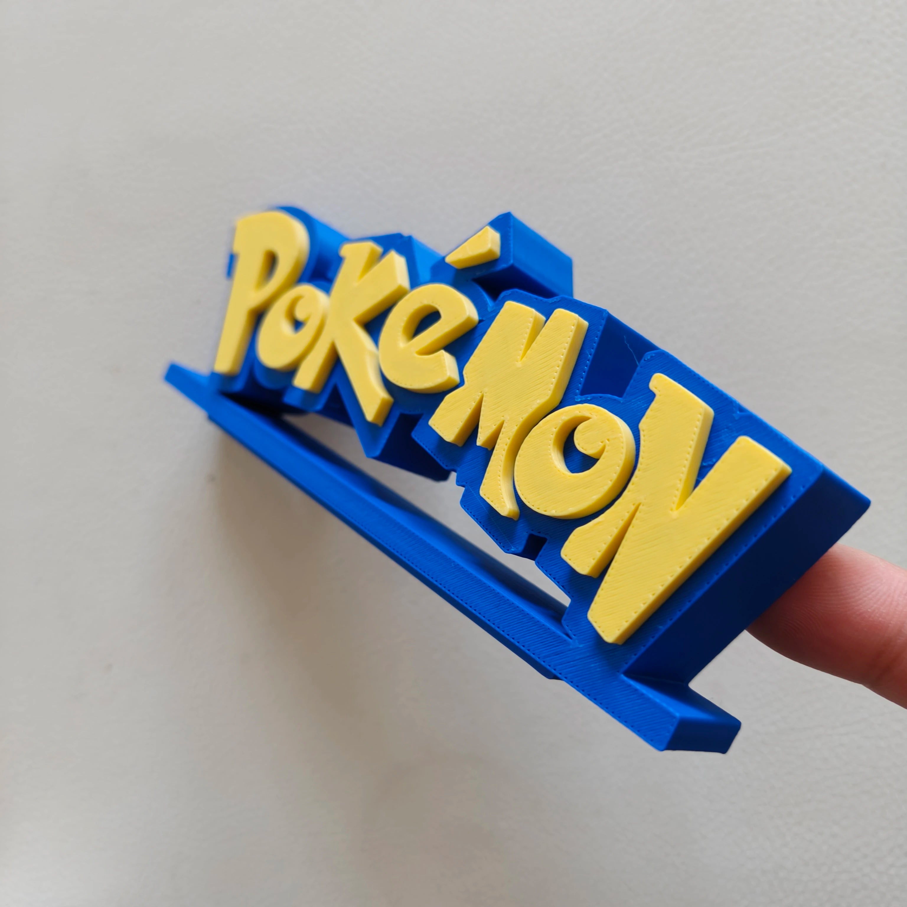 Pokémon 3D Logo – Decore Seu Espaço com Estilo Anime