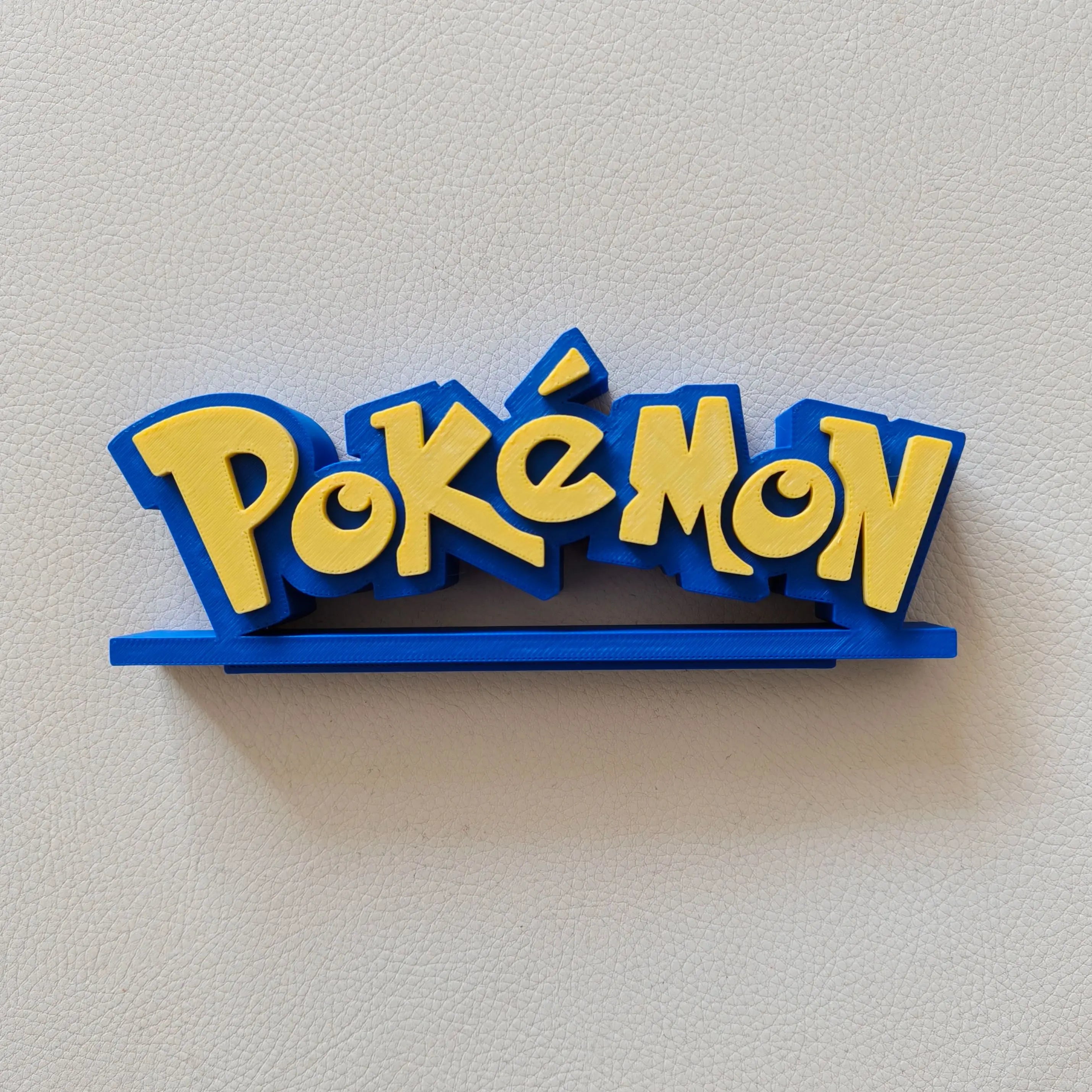 Pokémon 3D Logo – Decore Seu Espaço com Estilo Anime