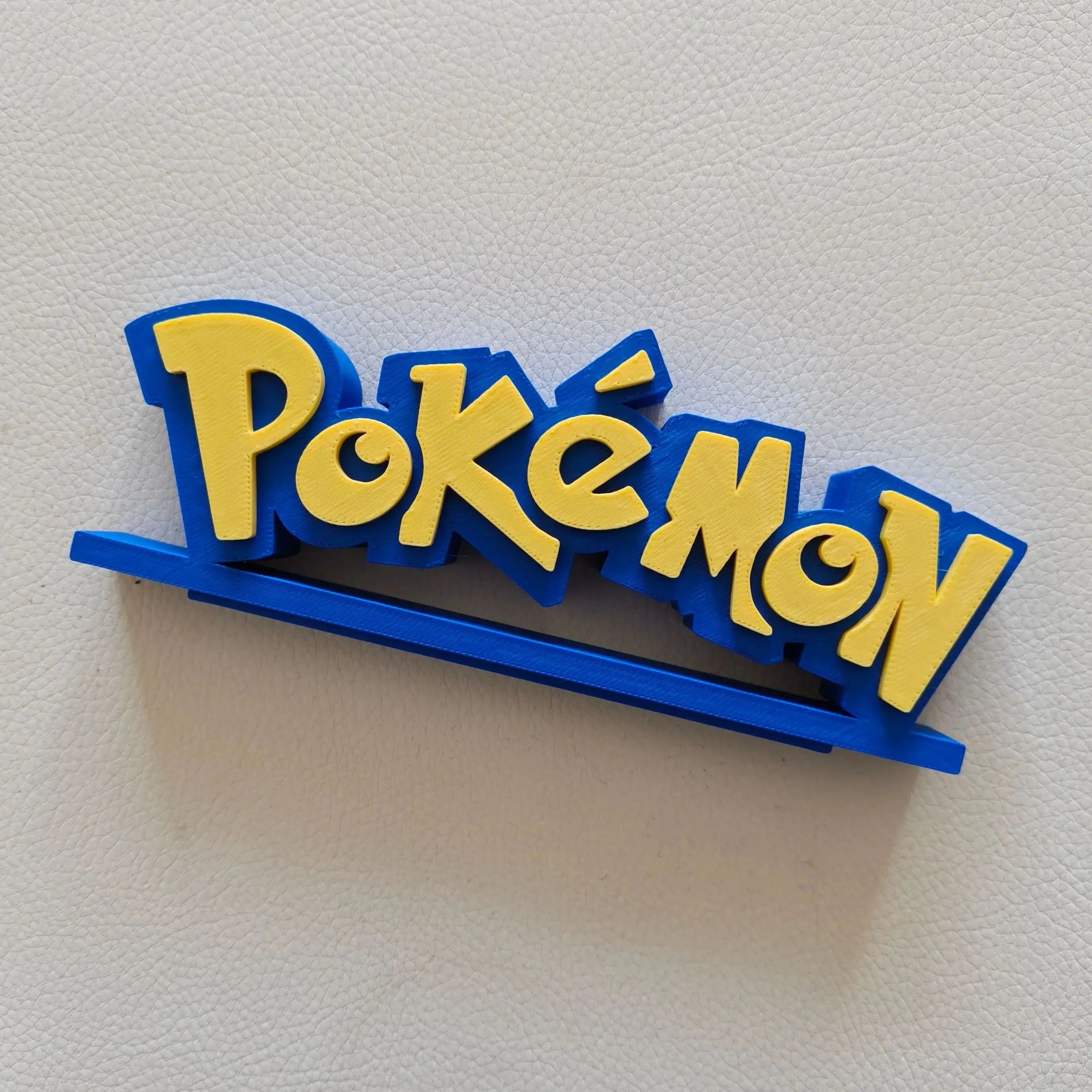 Pokémon 3D Logo – Decore Seu Espaço com Estilo Anime